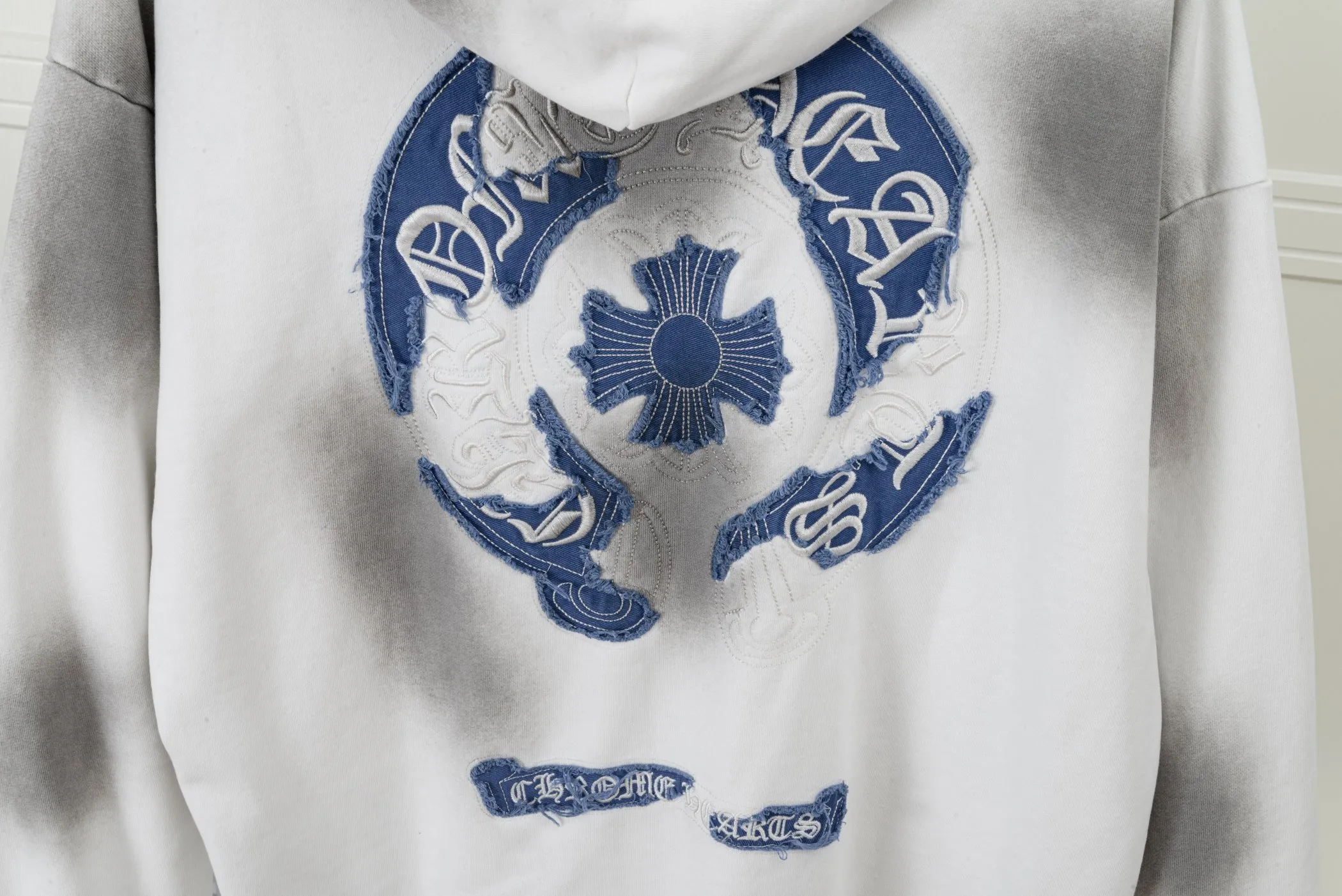 P310 CHROME HEARTS Hooded Sweatshirt - Size: XS, S, M, L - Color: Navy blue, white, black. Made of comfortable and skin-friendly fabrics, it feels unrestricted when worn. The details are finely crafted and the colors are harmonious. The back is embroidered with classic Crocodile heart elements, making it highly recognizable and trendy. Strictly controlled from material selection to production, it is a dazzling item that highlights personality and quality and interprets trendy attitude.